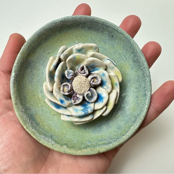Handmade sculpted flower stoneware mini dish - Picture 4 of 6